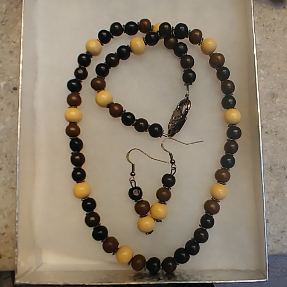 Necklace and earrings set with wooden beads